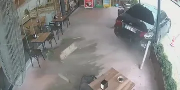 Bursa’da otomobil kafeye daldı