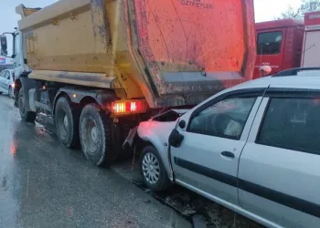 Bursa’da otomobil kamyona arkadan çarptı