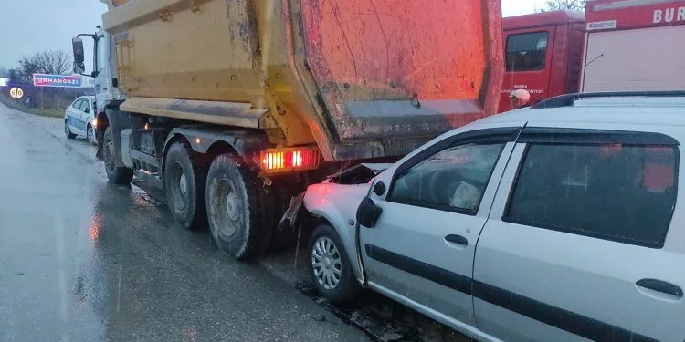 Bursa’da otomobil kamyona arkadan çarptı