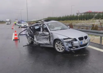 Bursa’da otoyolda ölümlü kaza! Vinç taşıyan tıra çarptı