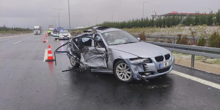 Bursa’da otoyolda ölümlü kaza! Vinç taşıyan tıra çarptı