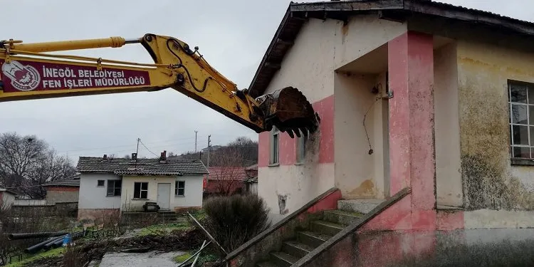 Bursa İnegöl’de tehlikeli binalar yıkılıyor