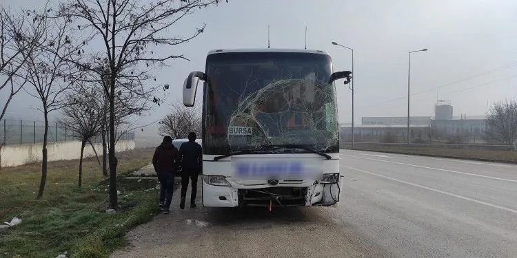 Bursa’da işçi taşıyan otobüs kamyona çarptı