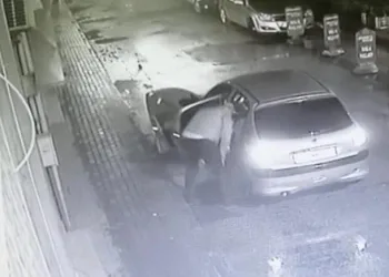 Bursa’da otomobiliyle geldiği sokaktan rögar kapağını çaldı