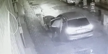 Bursa’da otomobiliyle geldiği sokaktan rögar kapağını çaldı