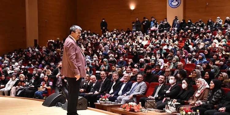 Bursa Kestel’de eğitimci-yazar Hayati İnanç’a büyük ilgi