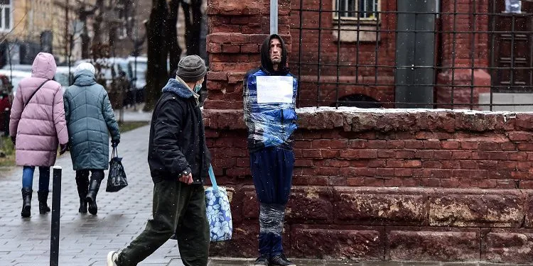Casus şüphelisini direğe bağladılar