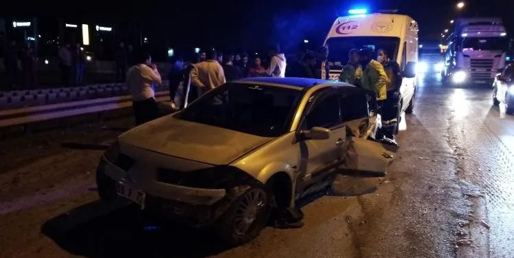 Bursa’da sollama yapmak isterken 2 araca çarptı