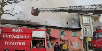 Bursa’da korkutan yangın! Mahalleli sokağa döküldü