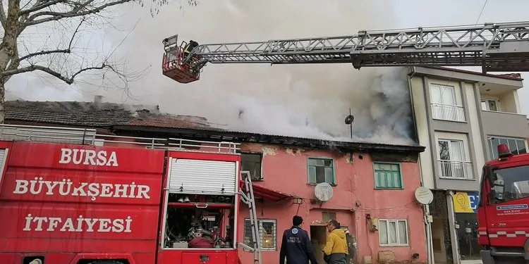 Bursa’da korkutan yangın! Mahalleli sokağa döküldü