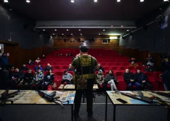 Siviller sinemada silah eğitimi alıyor