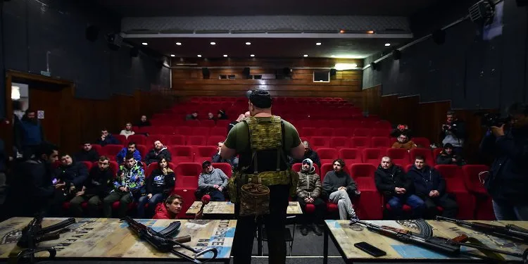 Siviller sinemada silah eğitimi alıyor