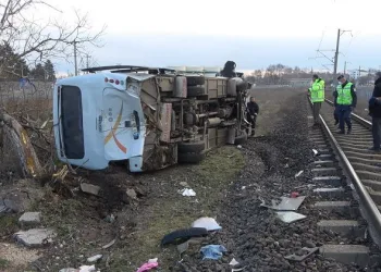 Yük treni işçi servisine çarptı