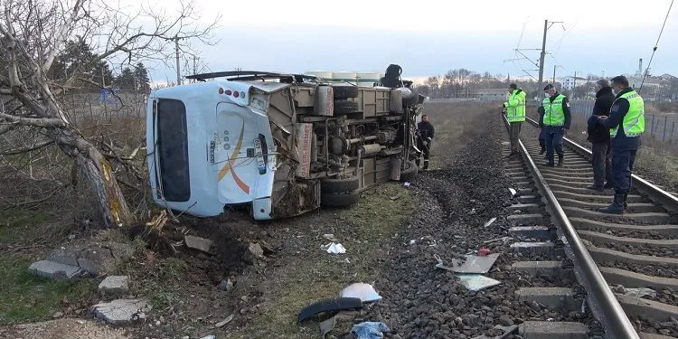 Yük treni işçi servisine çarptı