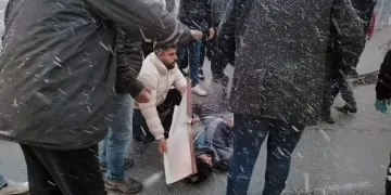 Bursa’da yaralıyı kardan kartonla korudular