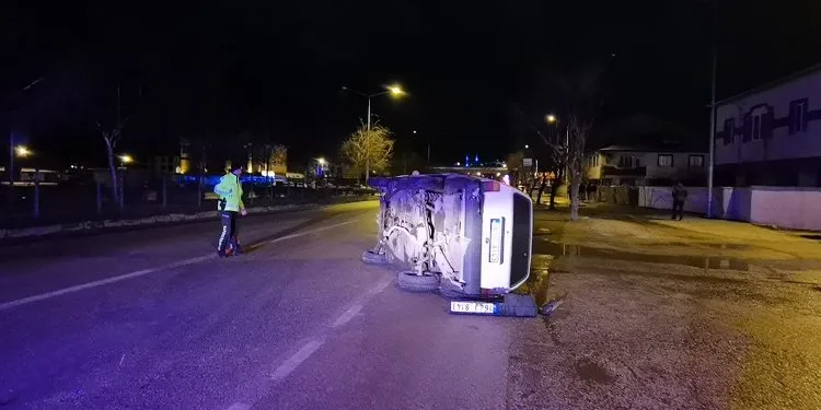 Bursa’da refüje çarpan otomobil sürüklendi