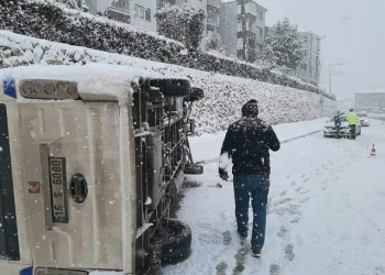 Bursa’da kontrolden çıkan işçi servisi devrildi