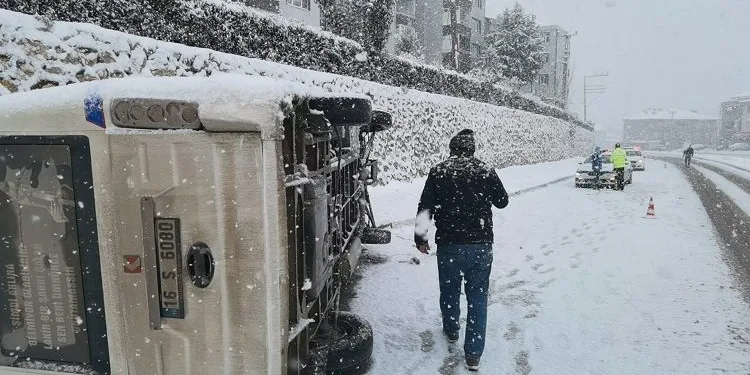 Bursa’da kontrolden çıkan işçi servisi devrildi