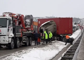 Bursa-İzmir yolunda kaza: Kilometrelerce kuyruk oluştu