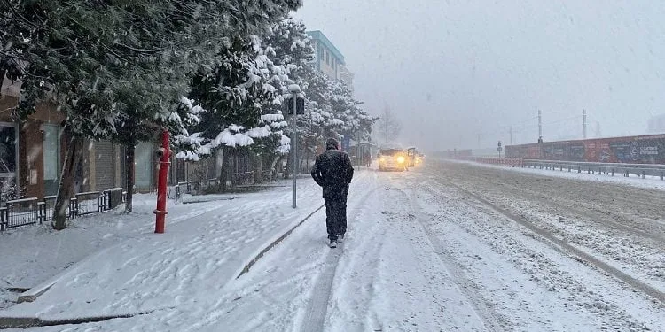 Bursa’da kar esareti! Yollar kapandı