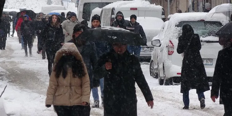 Bursa’da kar esareti! Yollar kapandı