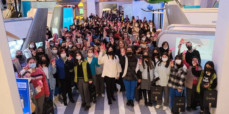 Pembe kağıt uçaklar GUHEM’de havalandı