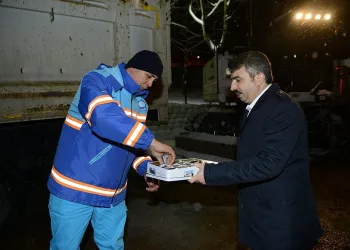 Yıldırım’da kar mesaisi yapan ekibe başkandan tatlı ikramı