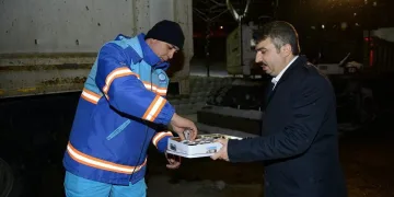 Yıldırım’da kar mesaisi yapan ekibe başkandan tatlı ikramı