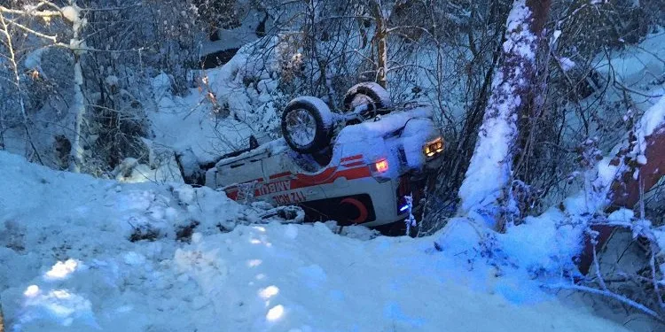 Bursa’da ambulans kazası! Takla atarak ters döndü