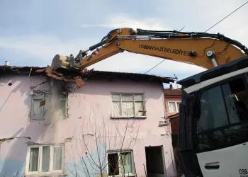 Uyuşturucu bağımlılarının mesken tuttuğu bina yıkıldı