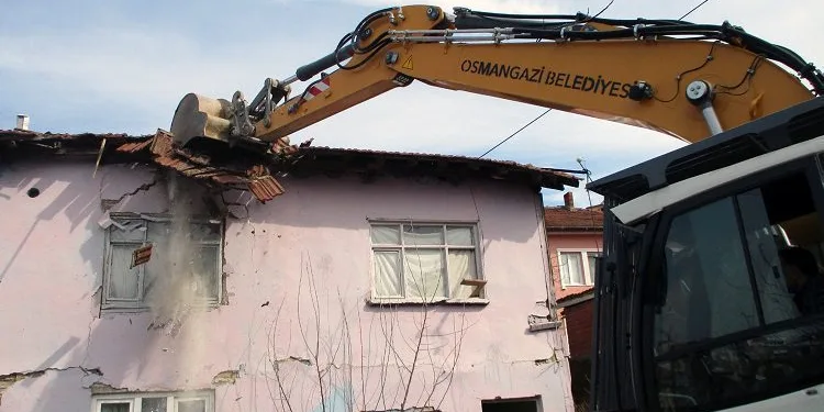 Uyuşturucu bağımlılarının mesken tuttuğu bina yıkıldı