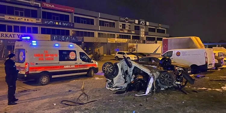 Bursa’da takla atan otomobildeki 2 kişi öldü