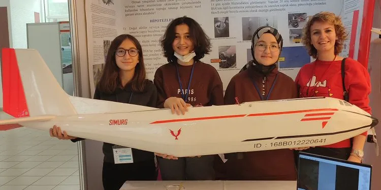 Bursa’da yanan ormanlar için tasarladıkları İHA’yı tanıttılar