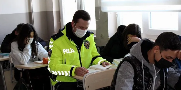 Bursa’da polisler okul sıralarına geri döndü