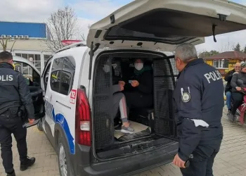 Bursa’da evine giren hırsızları takip edip polise teslim etti