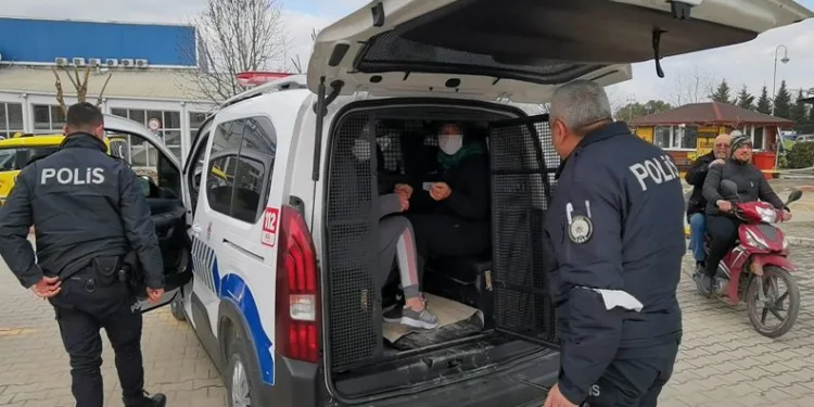 Bursa’da evine giren hırsızları takip edip polise teslim etti