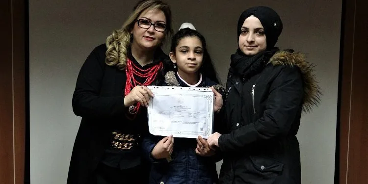 Bursa’da kızı için işaret dili öğrendi