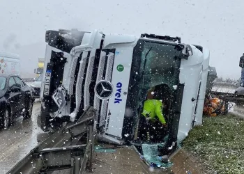 Bursa’da kontrolden çıkan 2 TIR kaza yaptı