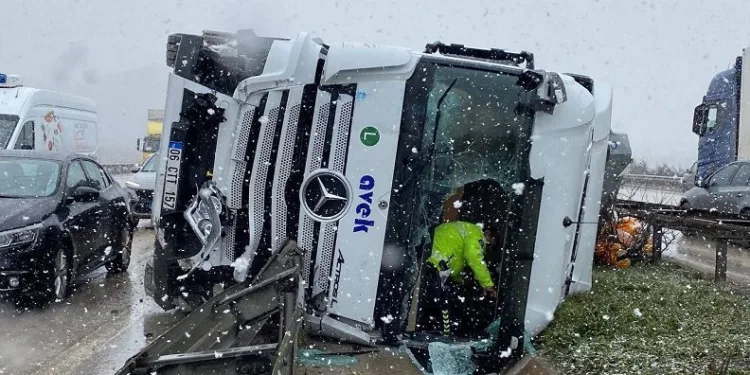 Bursa’da kontrolden çıkan 2 TIR kaza yaptı