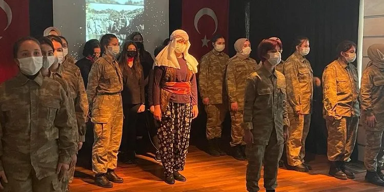 Bursa’da lise öğrencilerinden duygulandıran Çanakkale etkinliği