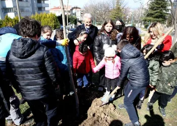 Başkan Erdem öğrencilerle fidan dikti