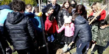 Başkan Erdem öğrencilerle fidan dikti