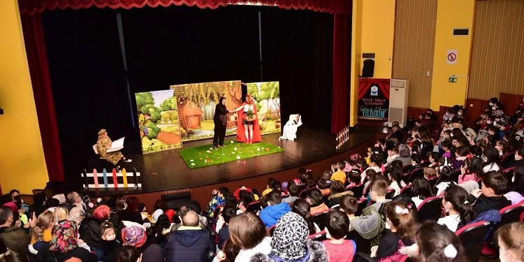 Bursa Yıldırım’da yüzlerce çocuk tiyatroyla buluştu