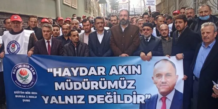 Açığa alınan müdüre veliler ve eğitimcilerden destek