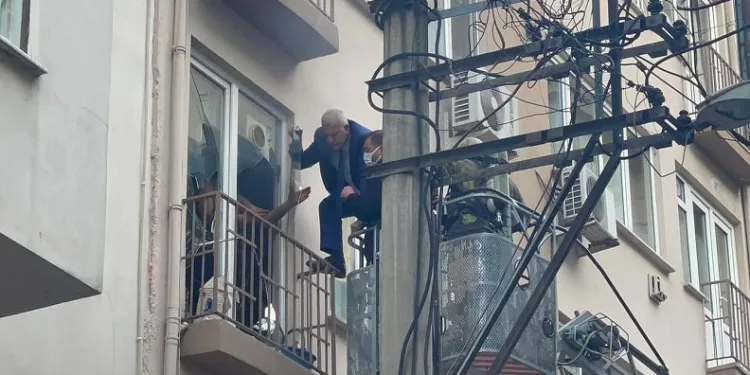 Bursa’da evi ateşe verip kendini içeri kilitledi