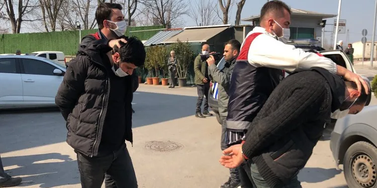Bursa’da mazgal ve rögar kapağı hırsızları yakalandı