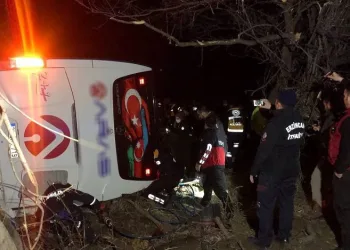 Yolcu otobüsü devrildi: Ölü ve yaralılar var