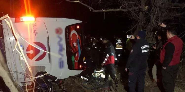 Yolcu otobüsü devrildi: Ölü ve yaralılar var