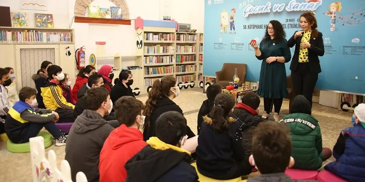 Bursa’da işitme engelli çocuklara işaret diliyle masal