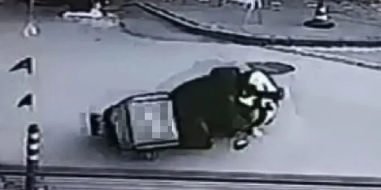Bursa’da dengesini kaybeden motokurye yere düştü